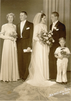 GretaEinarKarlssonBr�llop.jpg (73036 bytes)