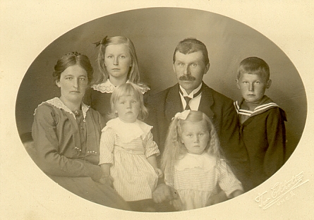 HampusHampussonHulda.jpg (113129 bytes)